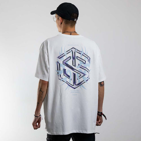 weißes oversized "Technostoff Tribe" Raver T-Shirt von vorne, getragen von einem Mann
